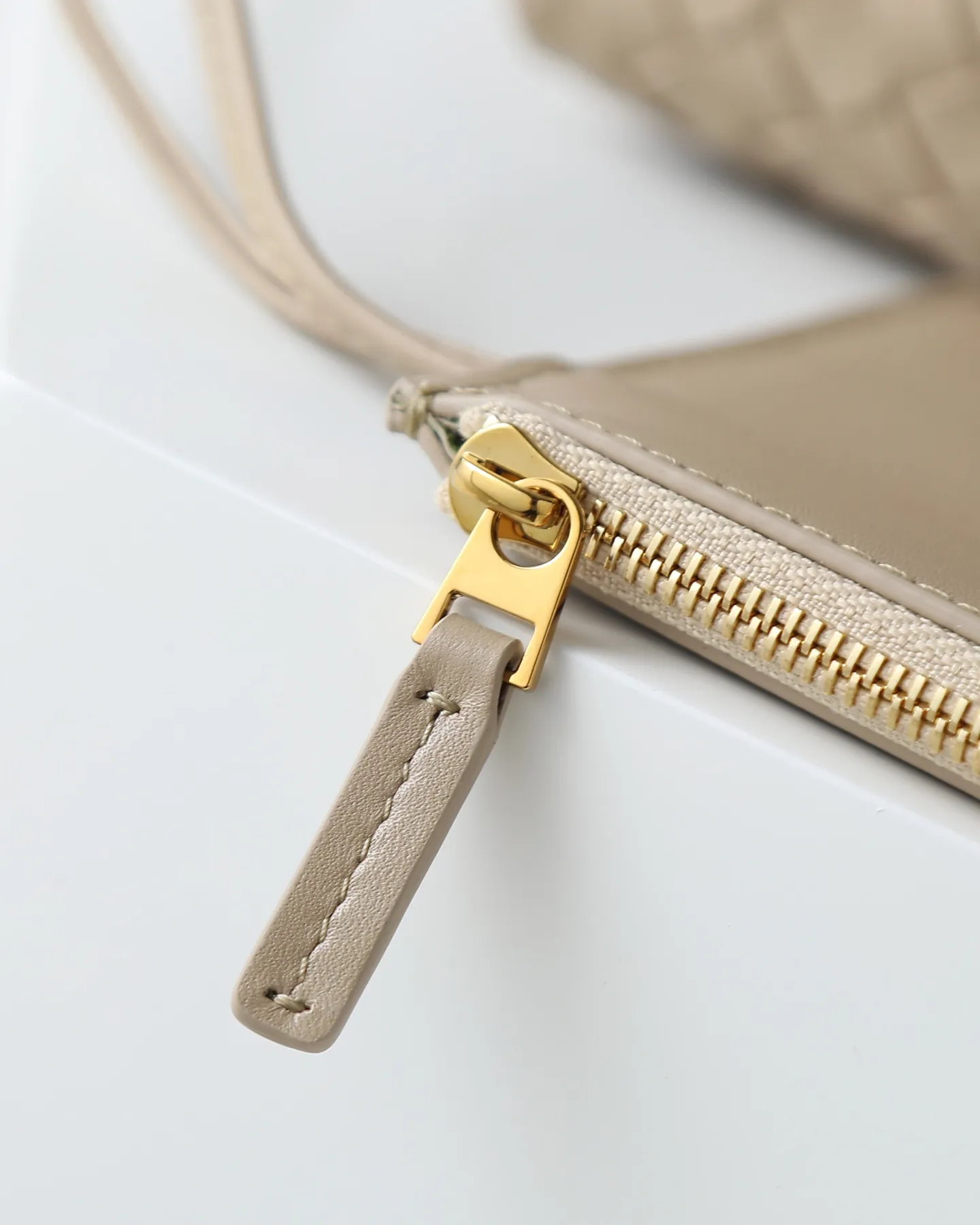 1000. BOTTEGA VENETA's 2025 new product pinacoteca has super soft leather, and the weaving function, practicality and relaxed fashion sense have not been lost ❤️‍🔥Amway is a must-have bag for sisters when going out. The size also accurately meets the commuting needs of urban beauties, and it can fit everything! ! ! 🔥The capacity should not be underestimated~ It doesn’t pick the person, the occasion, or the occasion. With its majestic curved outline, exquisite woven texture, delicate edges and rounded handles, this woven vegetable basket bag truly achieves the goal of “dressing up and being fashionable without getting in the way”~ Are you interested in Jimei? Style number: 819004 Size: 24*15*12cm